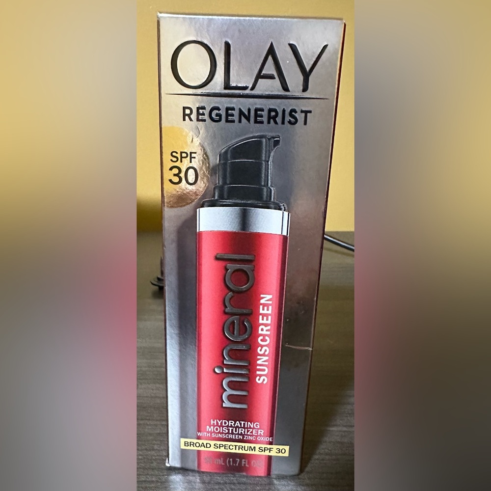 OLAY Regenerist Mineral Sunscreen - Red and Black